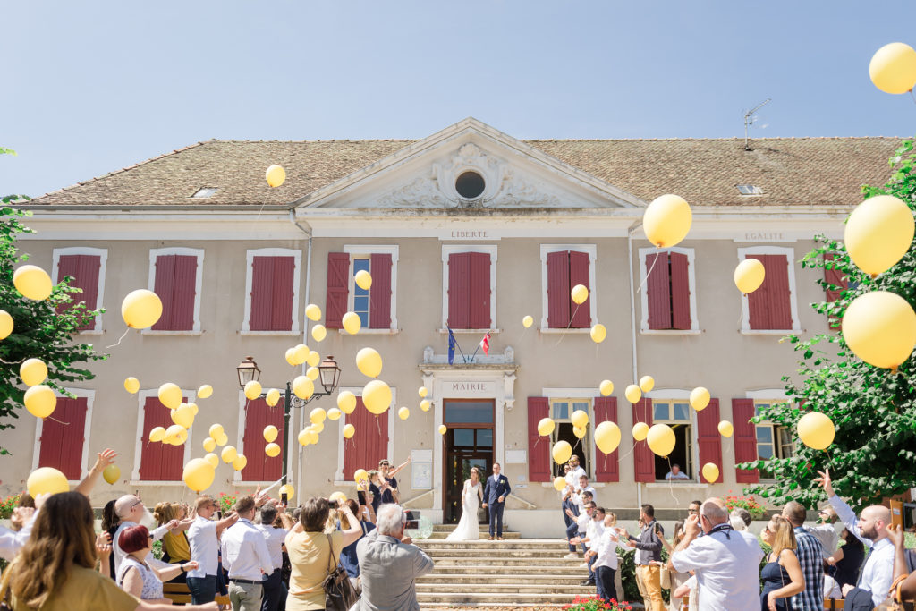 wedding blog : balloon dropping outside the city hall