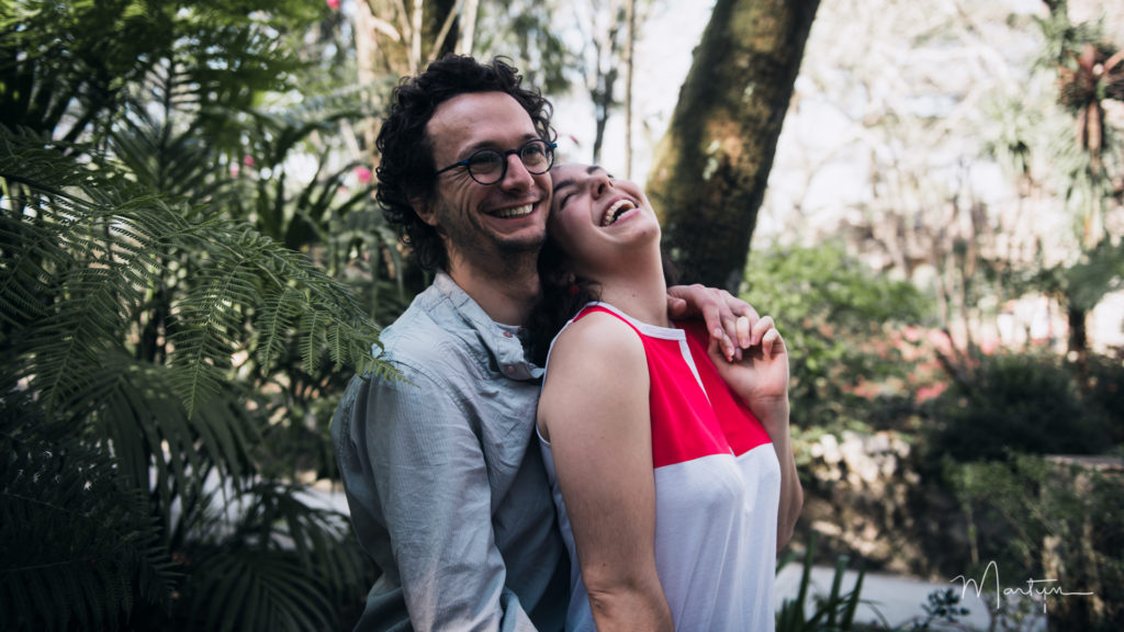 Couple riant aux éclats