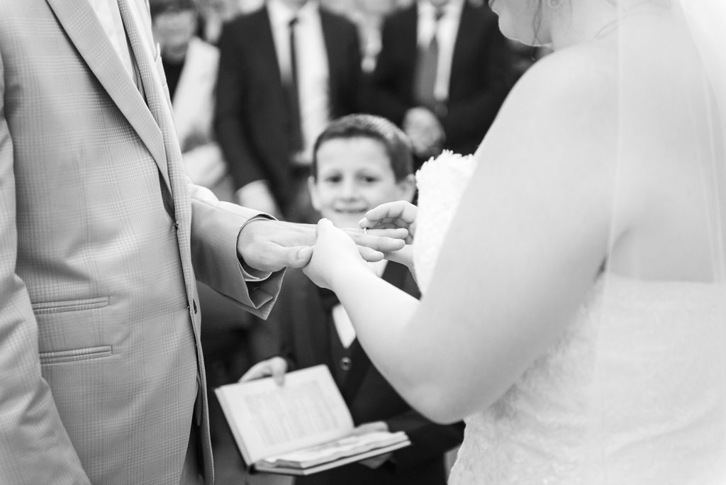 Couple de mariés échangeant leurs alliances à la mairie