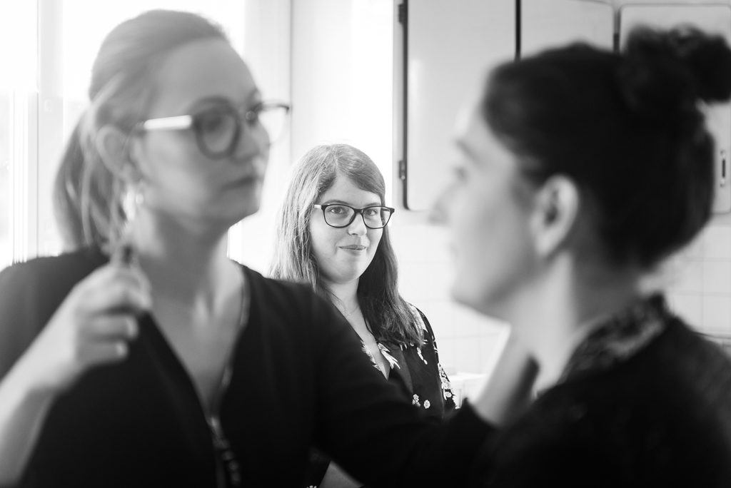 mariée regardant sa soeur se faire maquiller pour son mariage