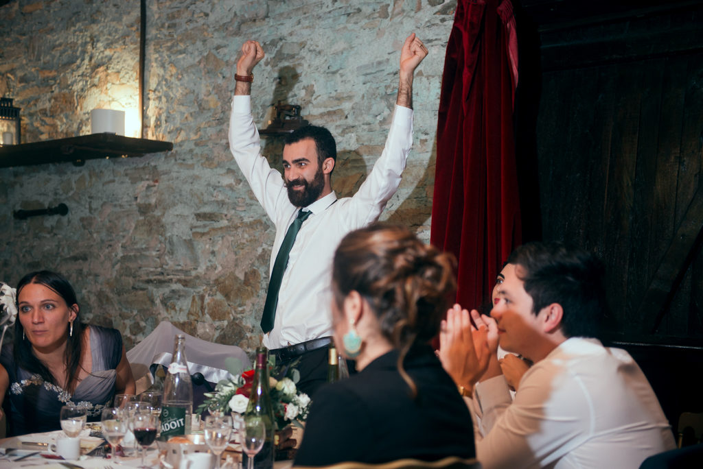 Invité de mariage pendant le repas, dansant devant sa table pour le jeu des points communs