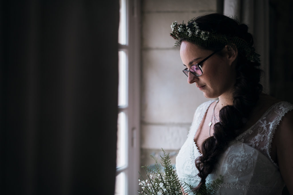 Couronne fleurie hivernale et coiffure de mariage tressée