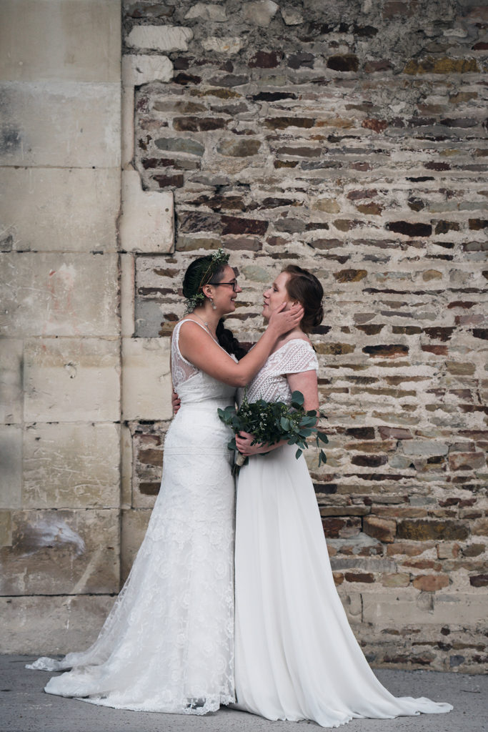 Photo d'un couple de femmes portant des robes cymbeline : illusion et iseult