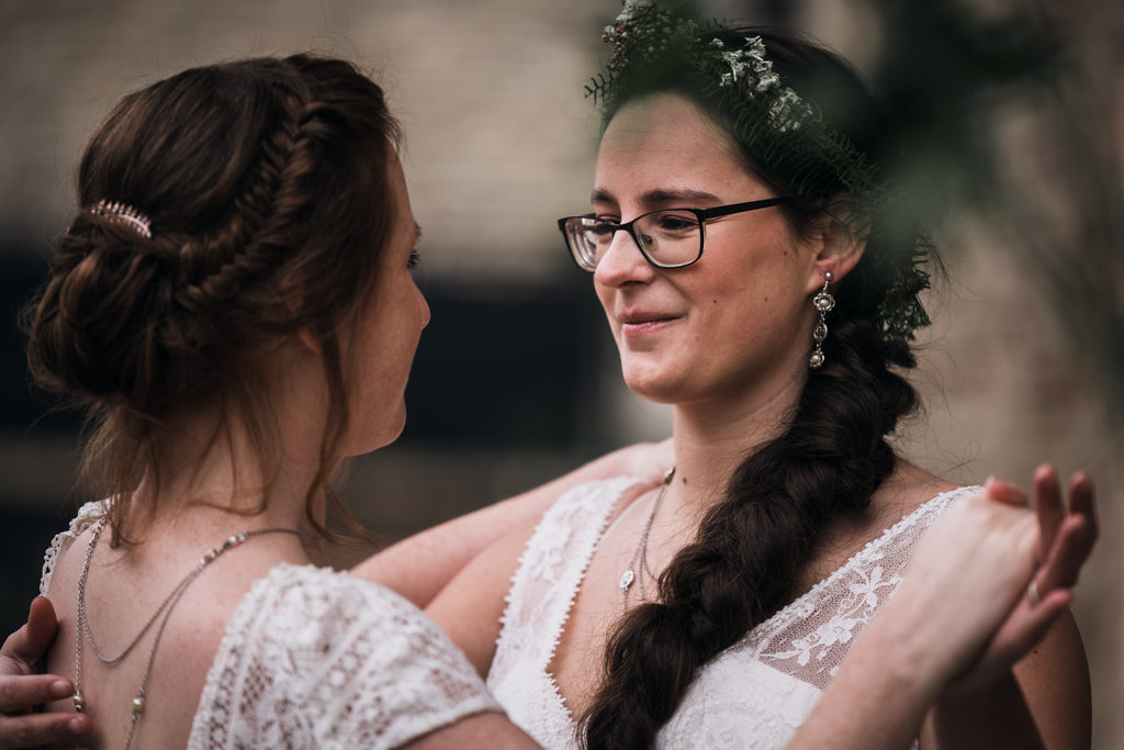 Couple de mariée dansant