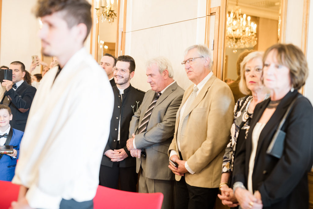 invités à un mariage lors de la cérémonie civile