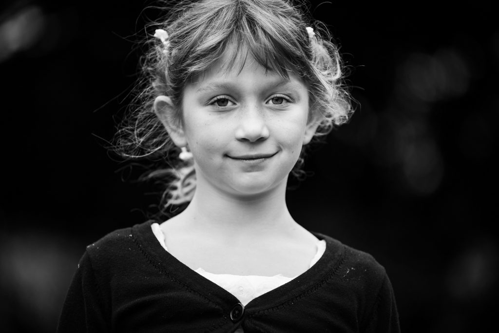 portrait en noir et blanc d'une enfant