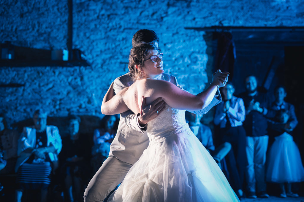 Couple de mariés pendant leur première danse