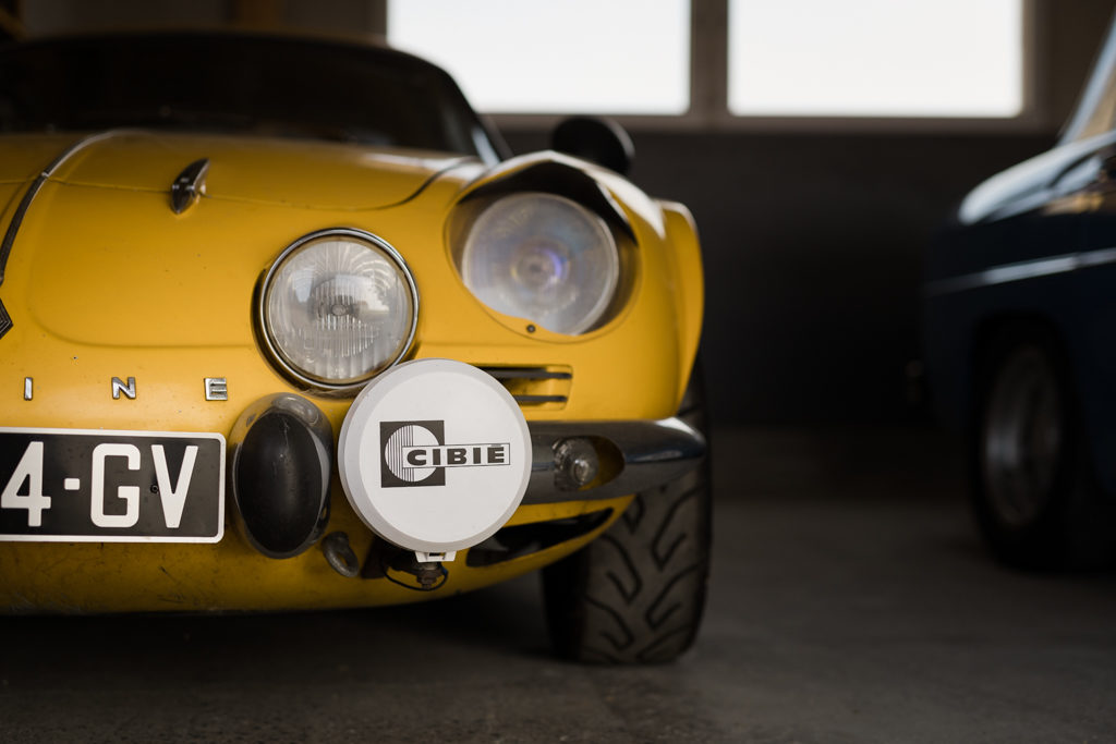 avant d'une Renault alpine jaune