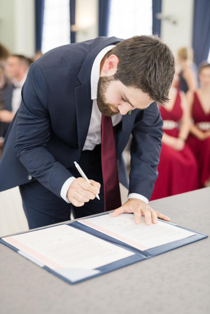 témoin signant à la mairie