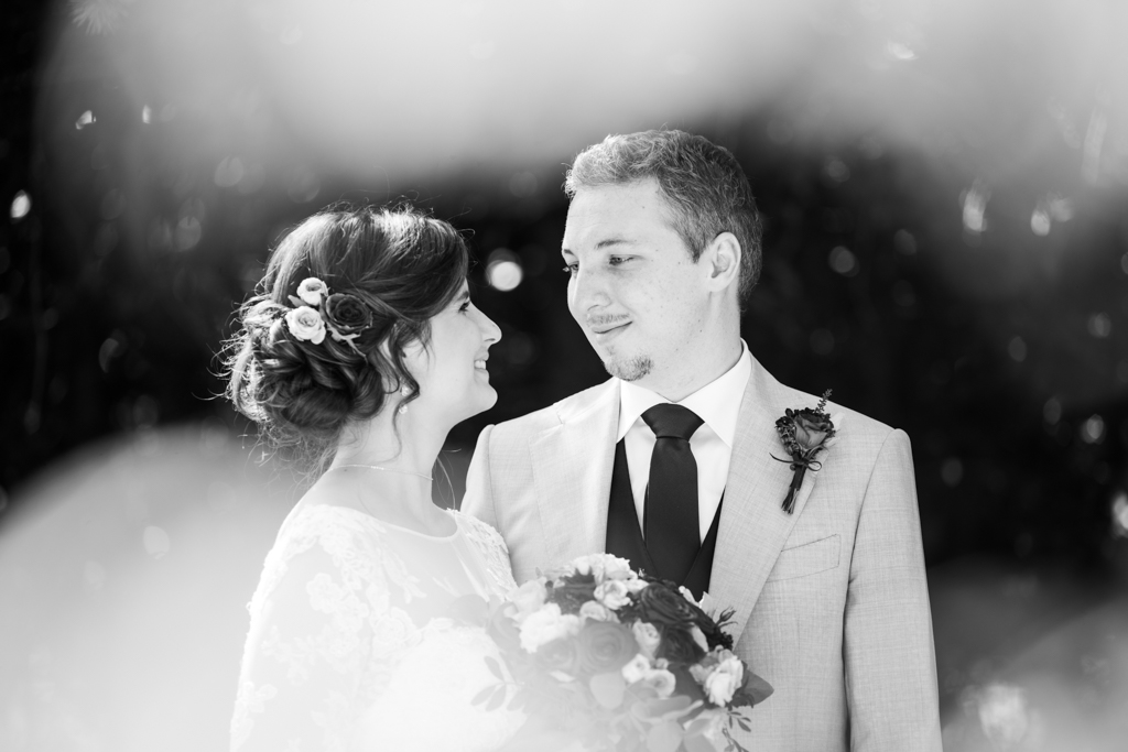 Couple se regardant dans les yeux, photo en noir et blanc