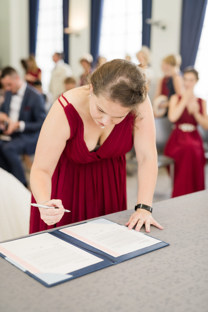 signature des témoins lors de la cérémonie civile
