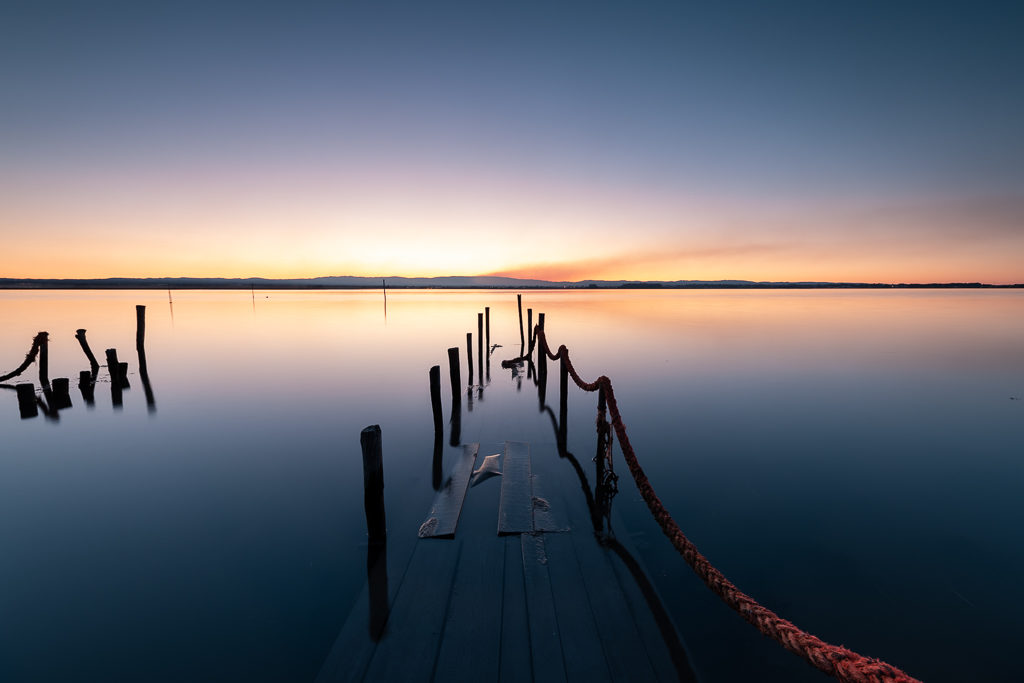 ponton au lever du soleil sur le fleuve Alveiro au Portugal