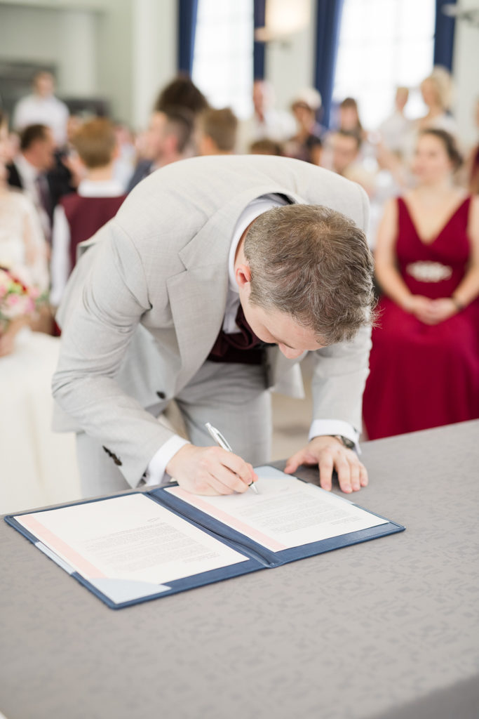 le marié signant le registre à la mairie