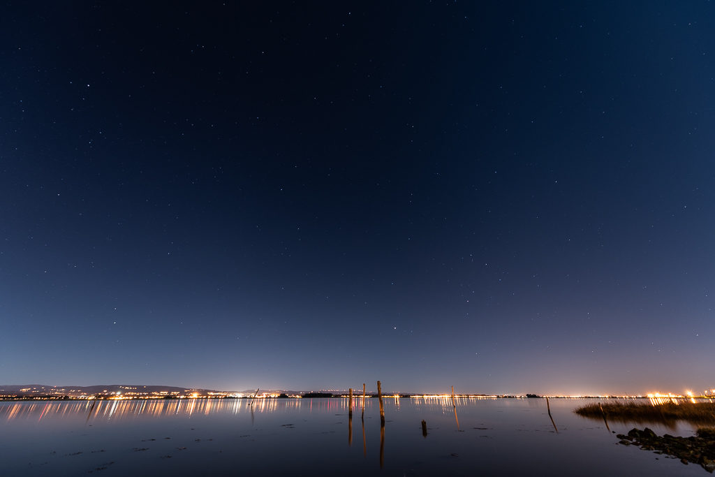 Lumières de la ville sur le fleuve Alveiro au Portugal pendant un voyage en van