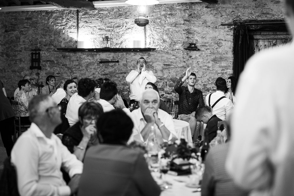 Invité d'un mariage lors d'un jeu criant sa réponse pendant un blindtest