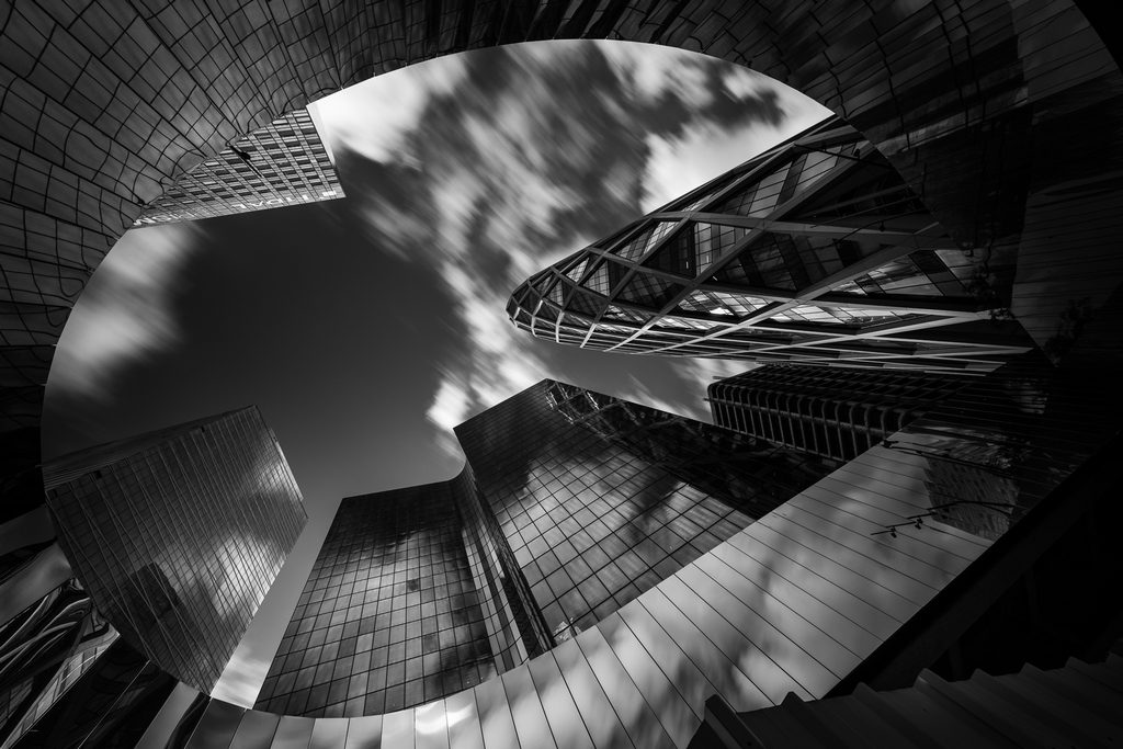 Ciel au milieu du béton à La Défense à Paris, photo en noir et blanc