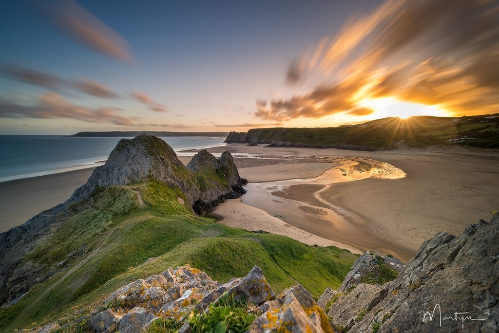 coucher de soleil sur des falaises galoises