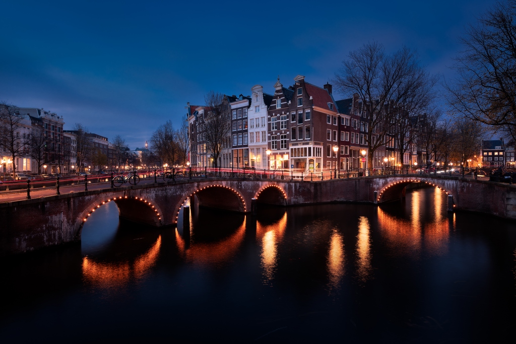 Canaux d'Amsterdam à l'heure bleue