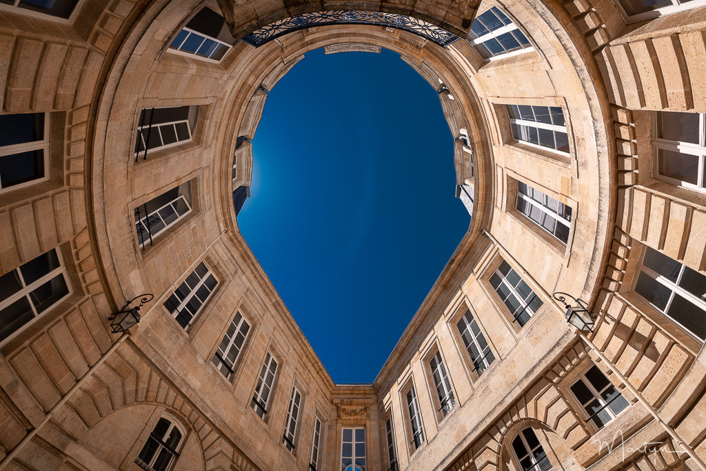 Forme de ciel bleu se découpant entre des bâtiments
