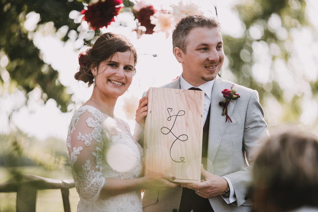 couple de mariés montrant leur capsule temporelle à leurs invités