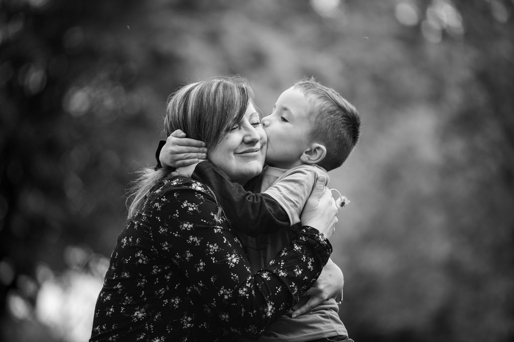 Bisou sur la joue d'un petit garçon à sa maman