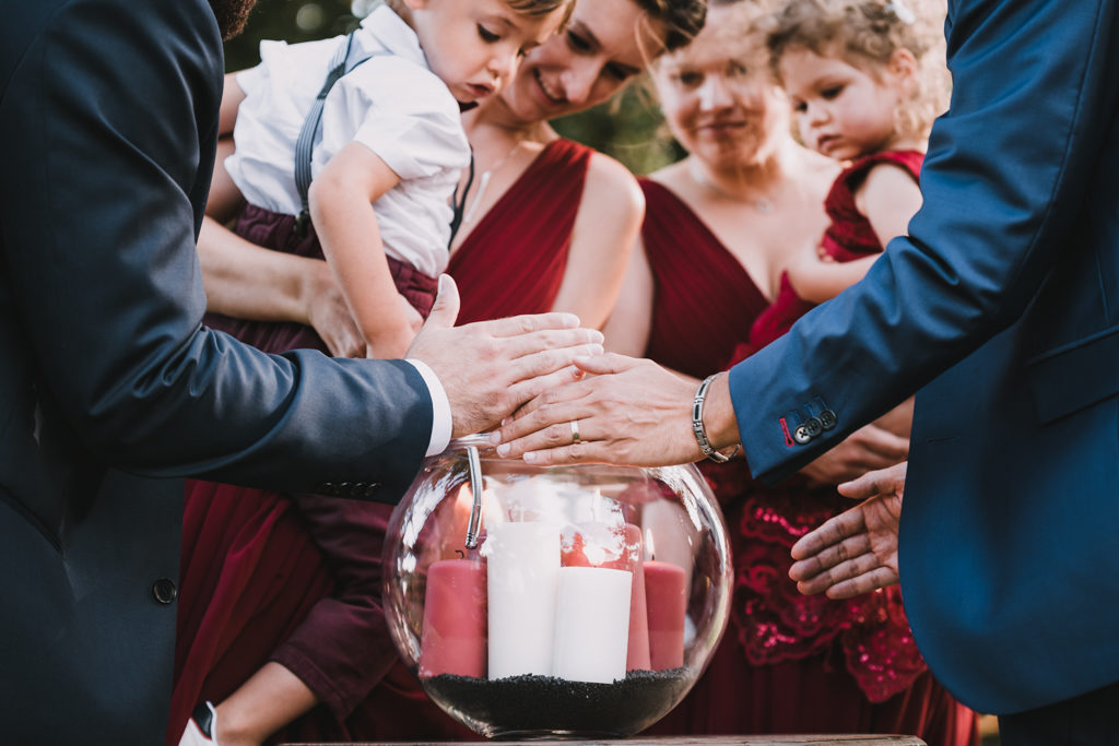 Enfants en train d'allumer des bougies pendant une cérémonie laïque de mariage