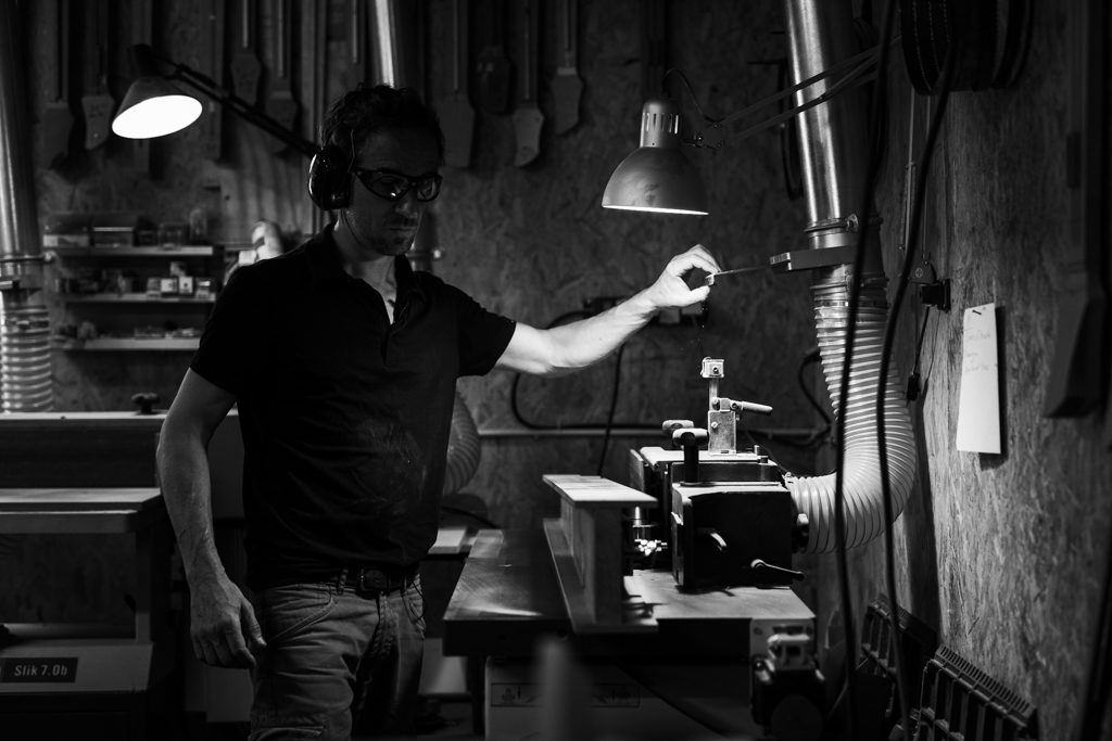 Luthier allumant une hotte d'aspiration