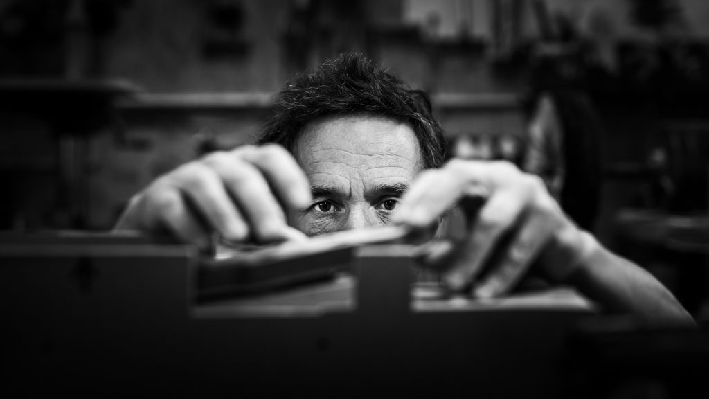 luthier concentré sur son travail