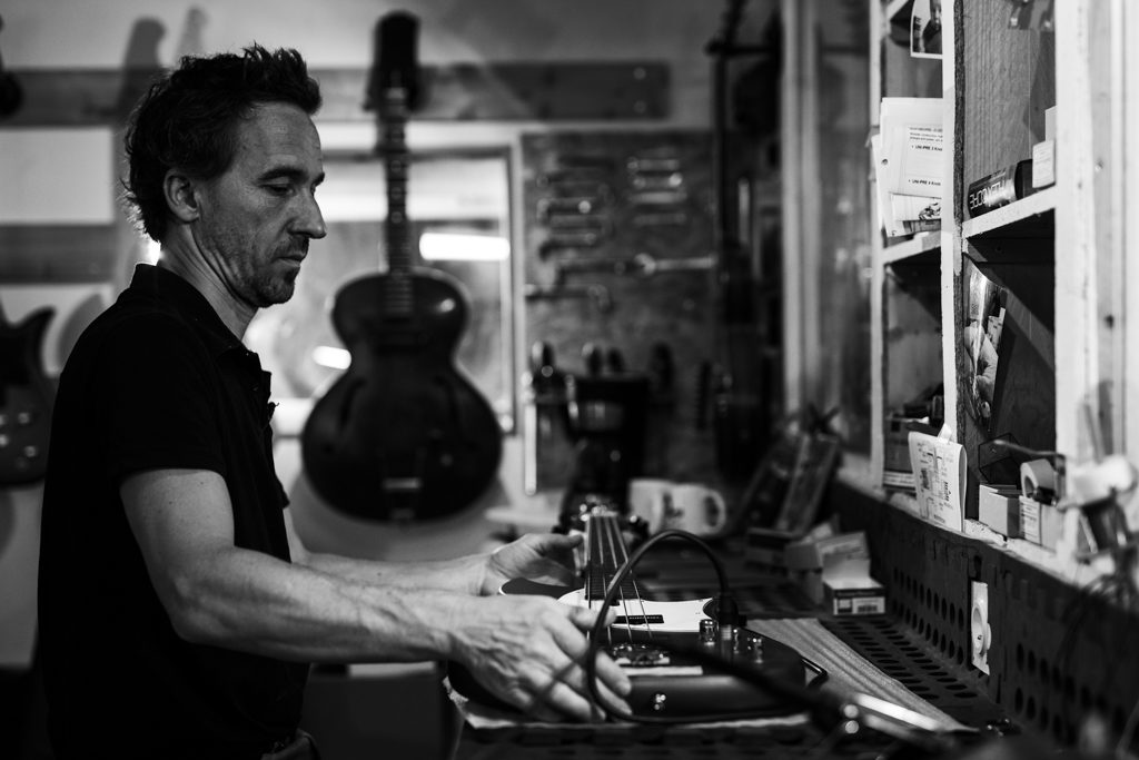 luthier en train d'accorder une basse