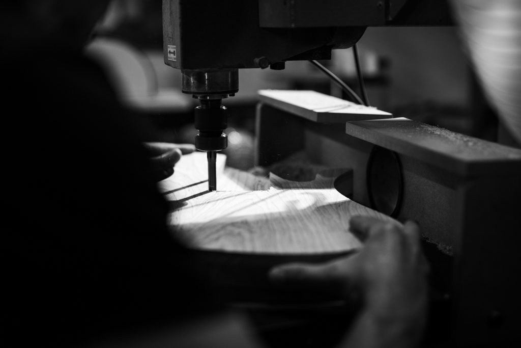 basse en cours de fabrication, photo de reportage d'artisan