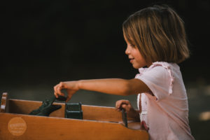 petite fille jouant au jeu de la grenouille