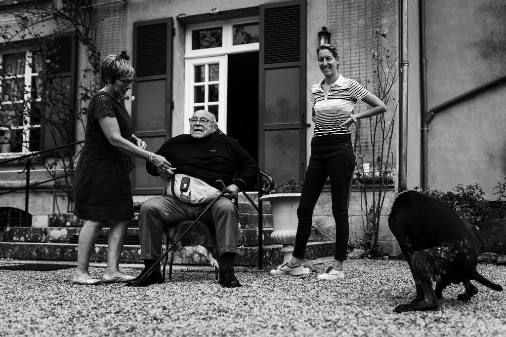 photo de reportage d'un mariage, un chien est en train de faire ses besoins devant une scène de vie