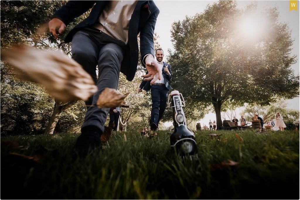 course à la bière pendant un mariage, photo récompensée en concours photo