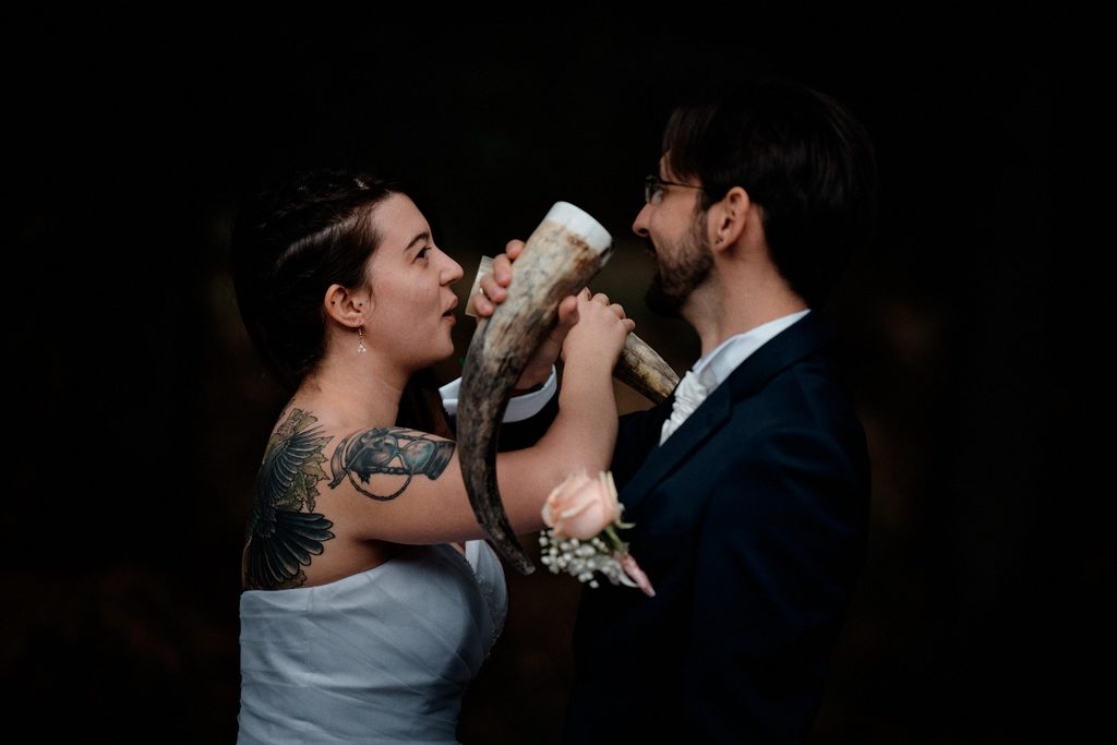 Couple de mariés pendant une cérémonie laïque de mariage. Le type de cérémonie aura un impact sur le budget