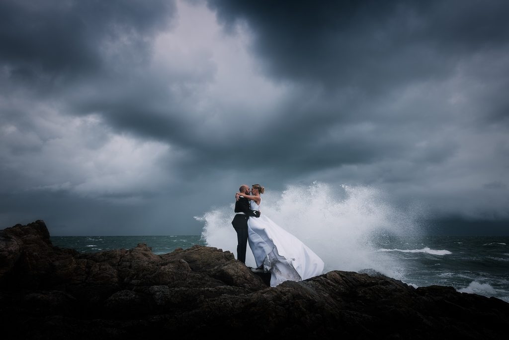 Couple de mariés face à la vague de dépenses à venir