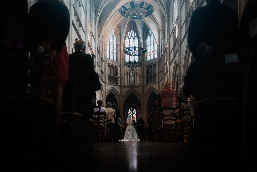 Couple pendant un mariage à l'église