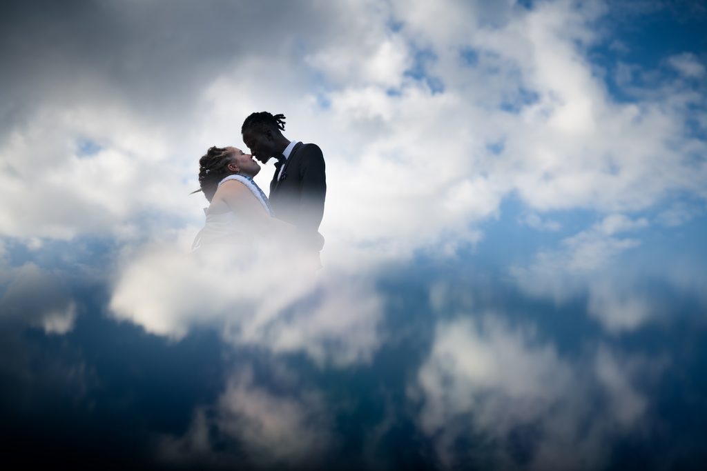 Couple s'embrassant dans les nuages