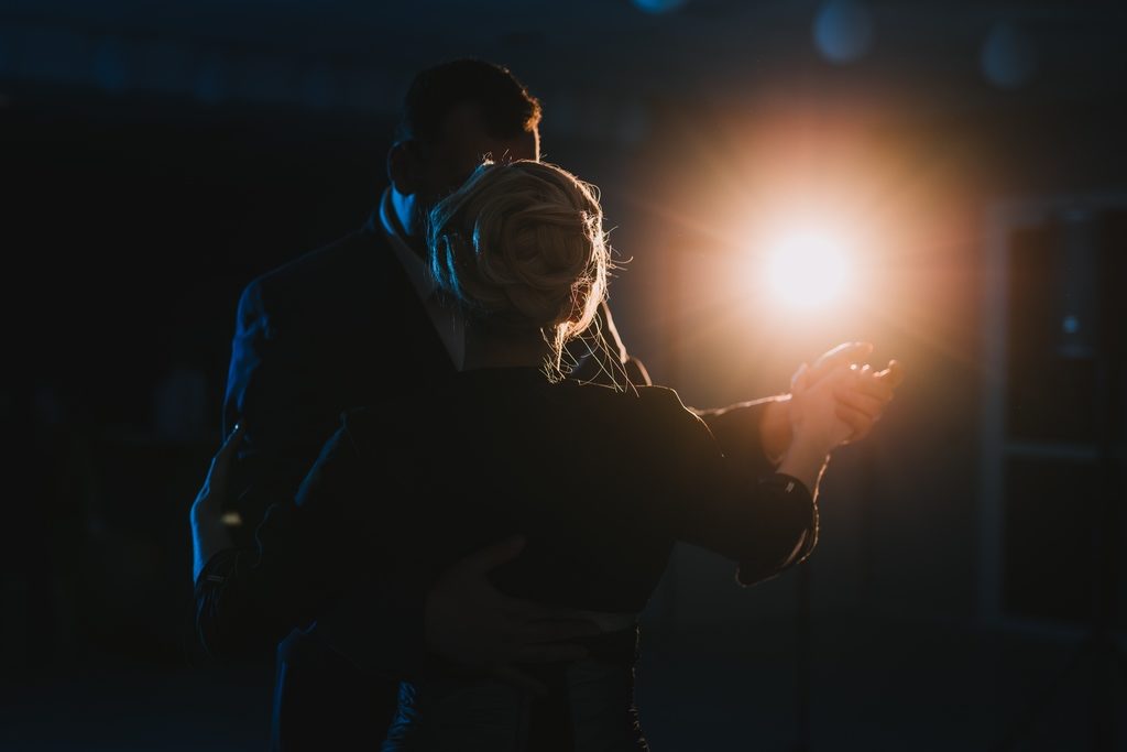Couple de marié·es pendant la première danse