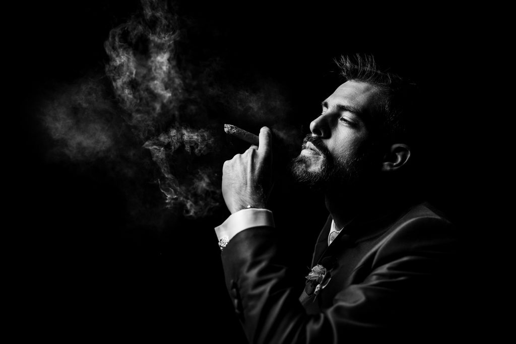 Marié en train de fumer le cigare