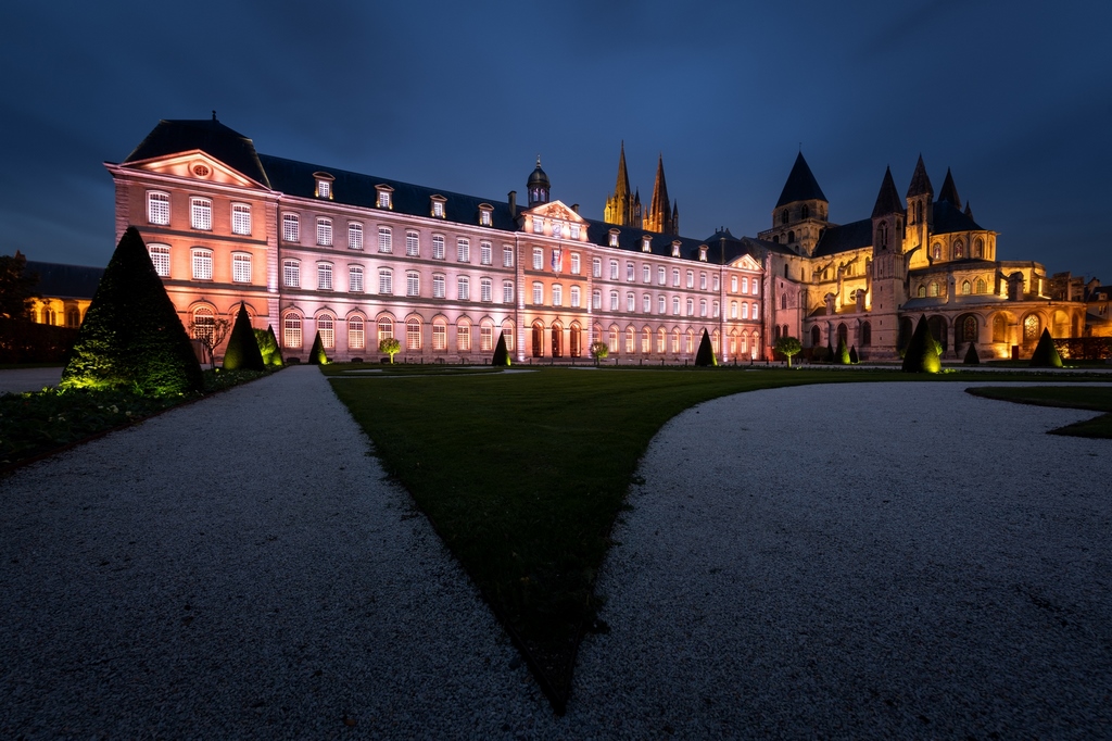 Photo de l'hotel de ville de Caen illuminé