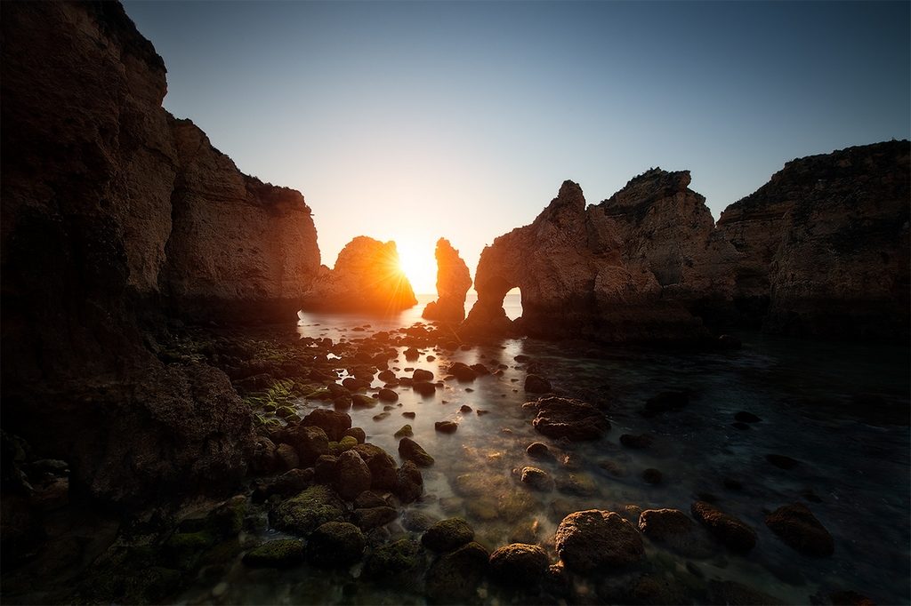 photo de lagos au portugal au lever de soleil