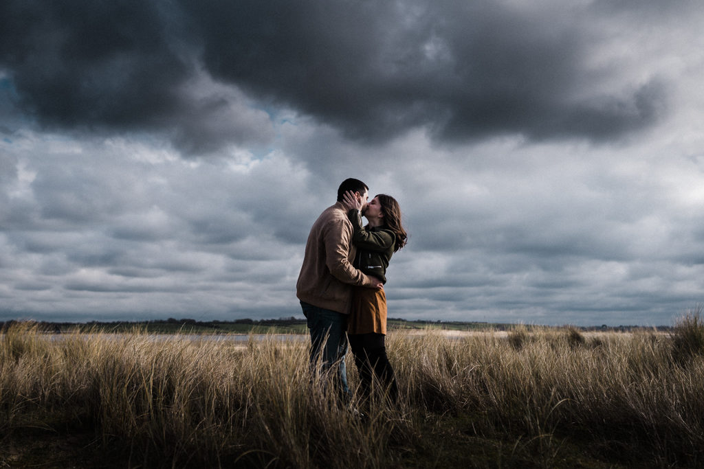 Photo de couple prise au Sony, retouchée grâce à notre preset mariage Lightroom et ajustements personnels
