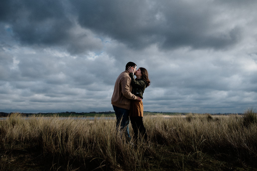 Photo d'un couple d'amoureux, prise au sony, et retouchée avec notre preset mariage et des ajustements