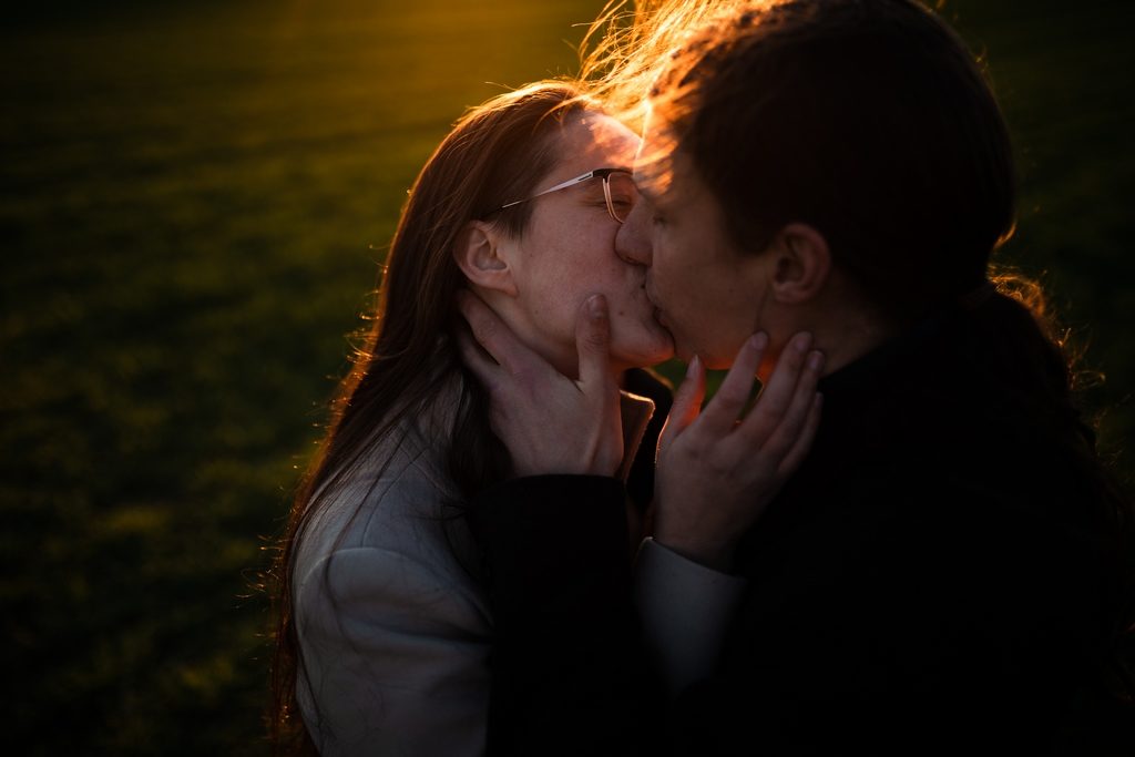 Couple s'embrassant