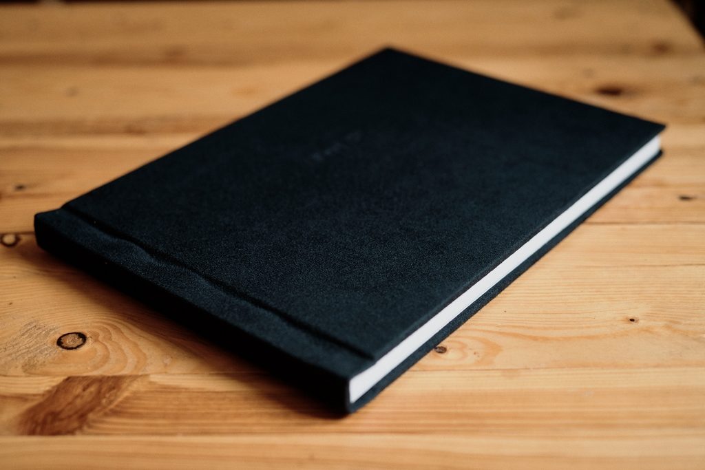Livre photo avec une couverture en velours noir