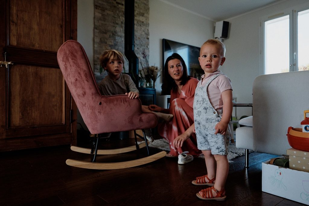 Famille en train de se préparer pour une sortie à la plage