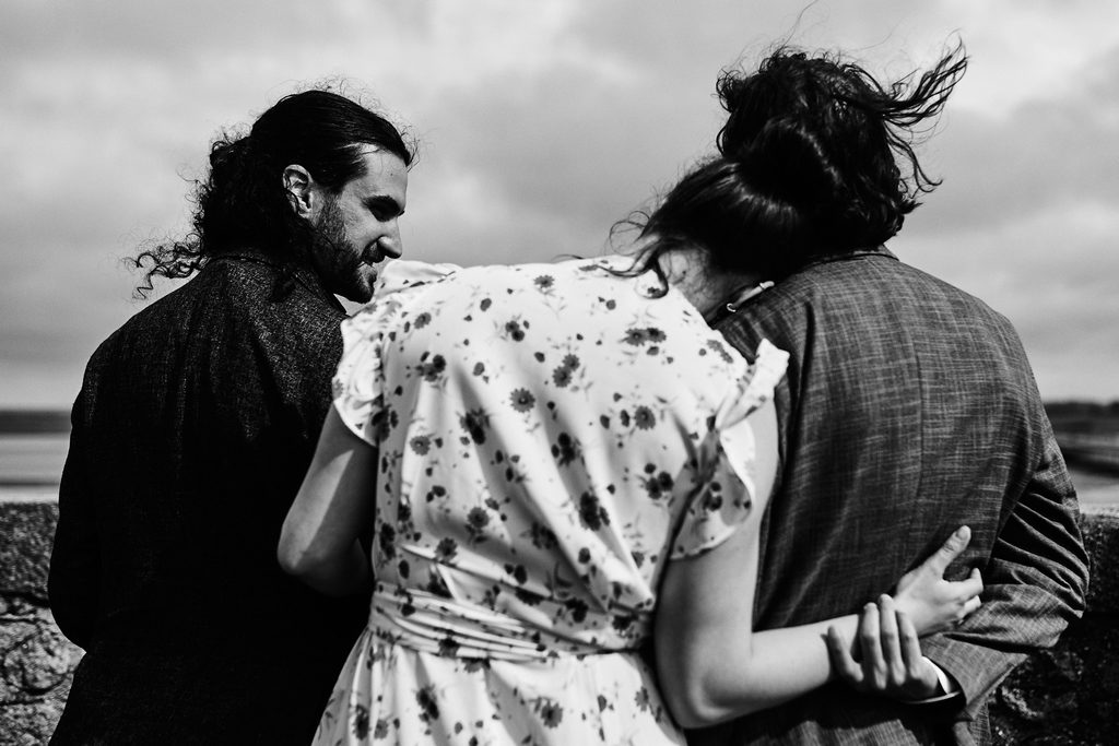 Photo de trois amoureux, lors d'une séance photo polyamour