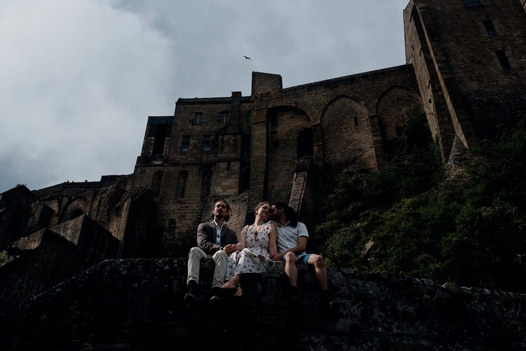 Photo de trois amoureux assis sur un muret