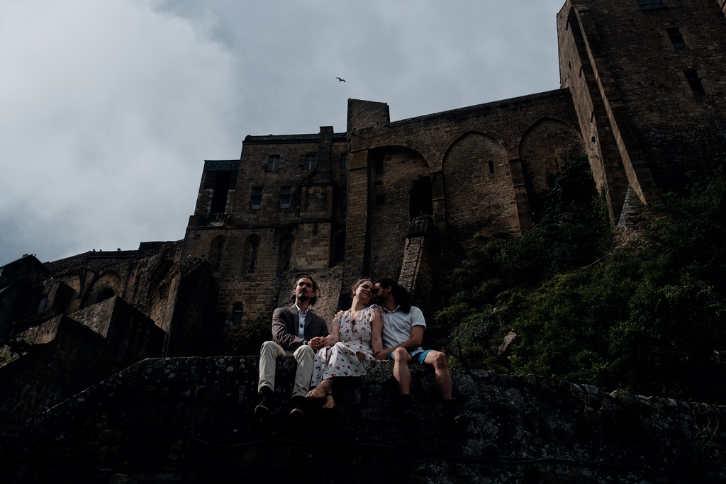 polyamour-photographe Photo de trois amoureux assis sur un muret