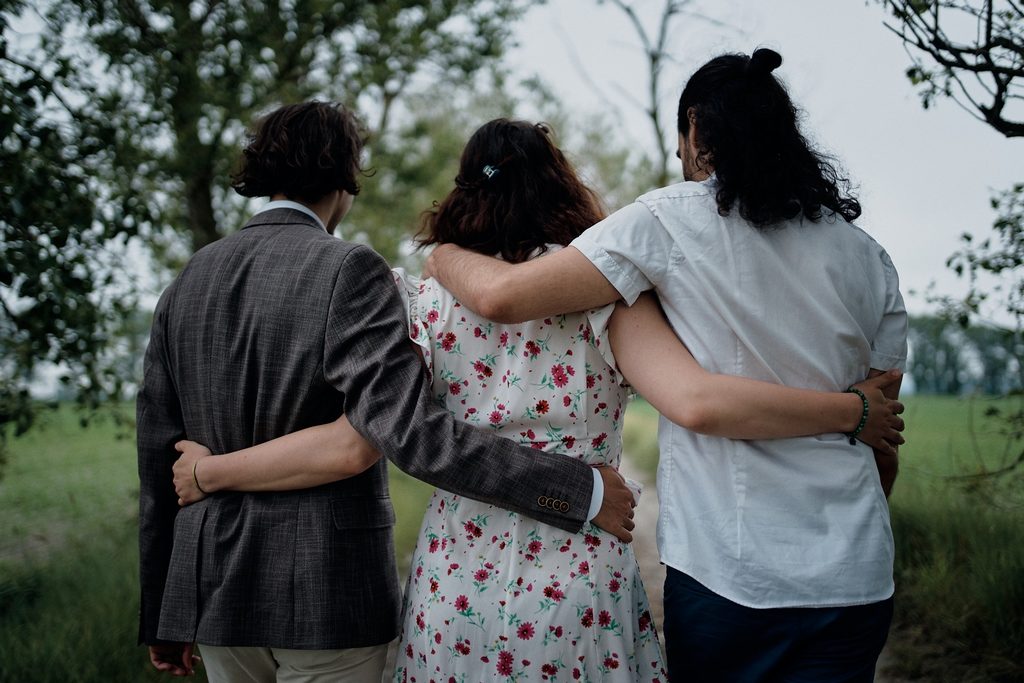 Photo de trois amoureux bras dessus bras dessous